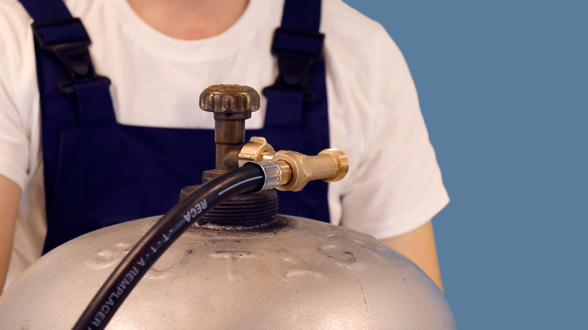 Serrage du raccord en té sur la bouteille de gaz avec une clé spécial gaz